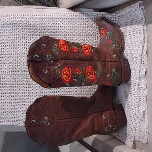 Beautiful embroidered distressed leather cowboy boots. Made in Mexico size 10B.